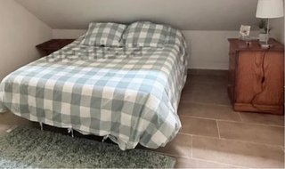 Cama matrimonial con colchón y mesita de noche
