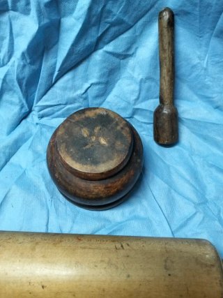 Antiguo mortero de madera con mango