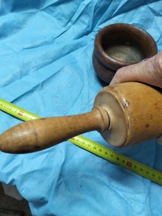 Antiguo mortero de madera con mango