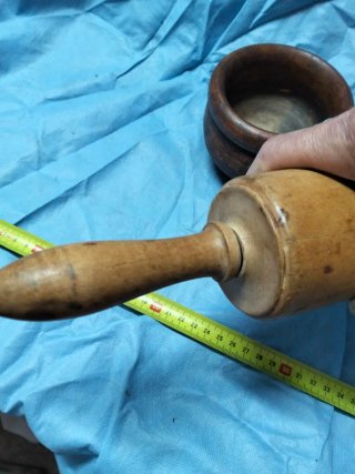 Antiguo mortero de madera con mango