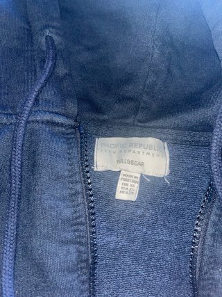 Chaqueta con cremallera y capucha