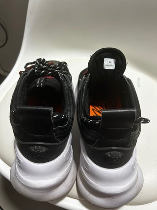 Scarpe Versace Chain Reaction nere e rosse