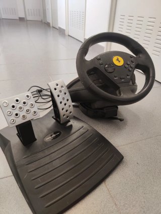 Volante y pedales Ferrari para consola videojuego