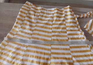 Falda dorada y blanca con cinturón