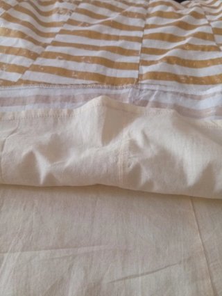 Falda dorada y blanca con cinturón