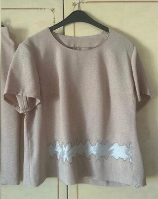 Conjunto de chaqueta y falda beige