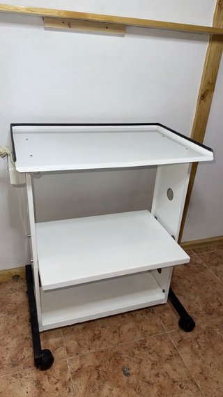 Carro de estética para aparatología con enchufes