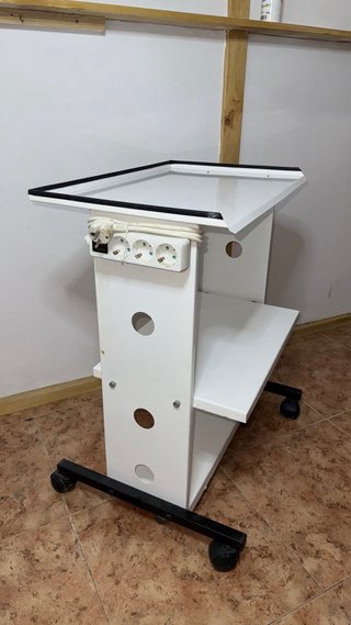 Carro de estética para aparatología con enchufes