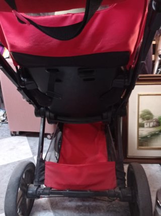Cochecito de bebé rojo