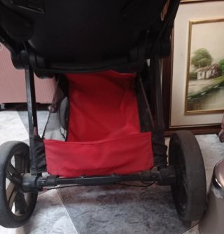 Cochecito de bebé rojo