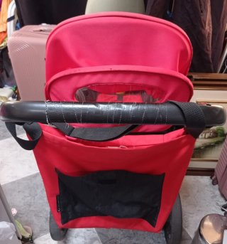 Cochecito de bebé rojo
