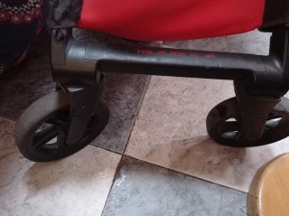 Cochecito de bebé rojo