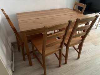 Mesa de comedor de madera y 4 sillas