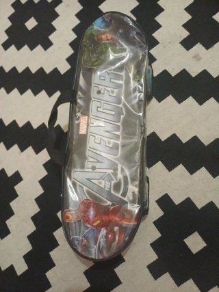Monopatín Marvel Avengers con funda