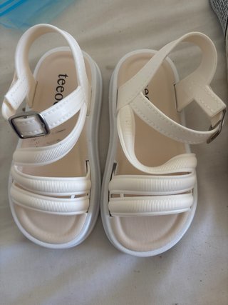Sandalias para niña teoee blancas