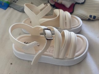 Sandalias para niña teoee blancas