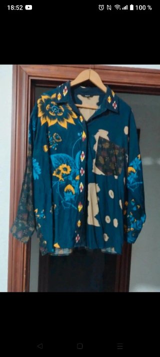Camisa estampada desigual
