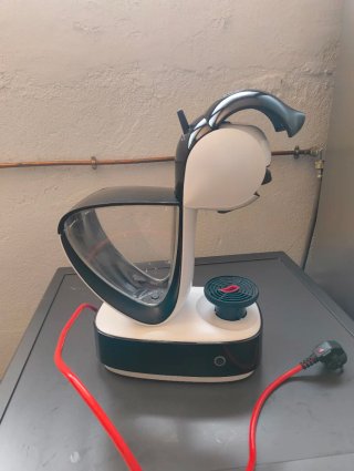 Cafetera Dolce Gusto Negra y Blanca