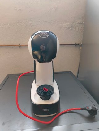 Cafetera Dolce Gusto Negra y Blanca