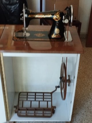 Maquina de coser antigua Alfa