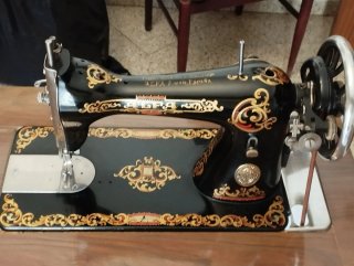 Maquina de coser antigua Alfa