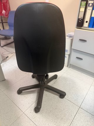 Silla de oficina roja y negra