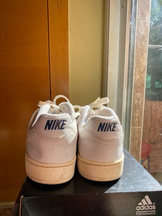 Zapatillas Nike Blancas y Beige