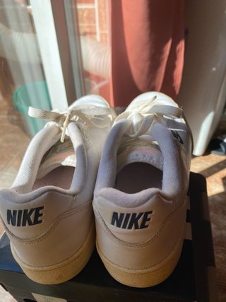 Zapatillas Nike Blancas y Beige