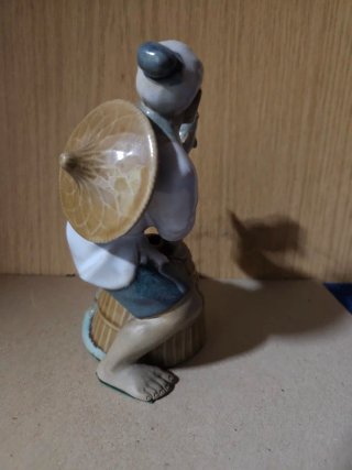 Figura de porcelana china pescador