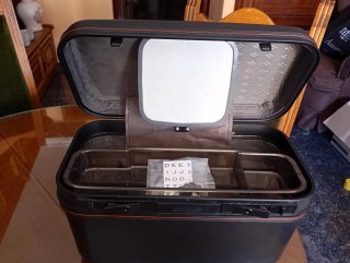 Neceser rígido negro con etiqueta y llave