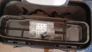 Neceser rígido negro con etiqueta y llave