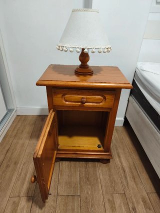 Mesita de noche de madera con lámpara