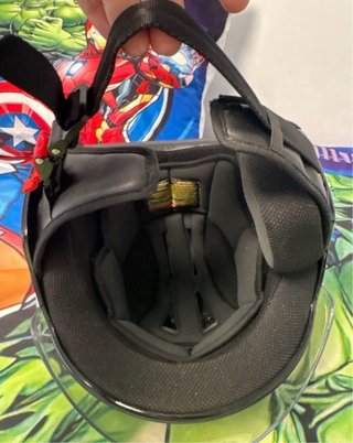 Casco de moto negro con visera