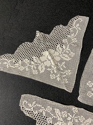Cantos e centro em crochet branco