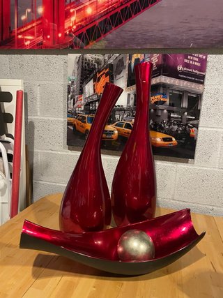 2 Jarrones rojos y centro de mesa.