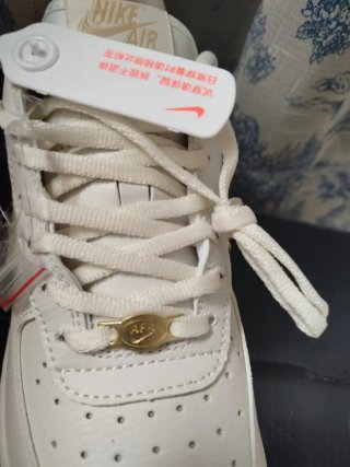 Nike Air Force 1 Blancas y Doradas