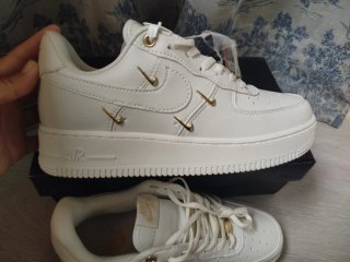 Nike Air Force 1 Blancas y Doradas