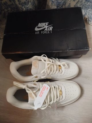 Nike Air Force 1 Blancas y Doradas