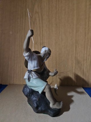 Figura porcelana pescador chino