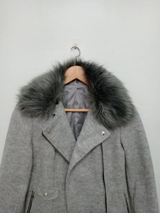 Abrigo gris jaspeado con cuello de pelo