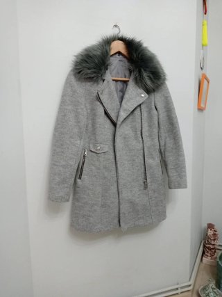 Abrigo gris jaspeado con cuello de pelo