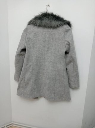 Abrigo gris jaspeado con cuello de pelo
