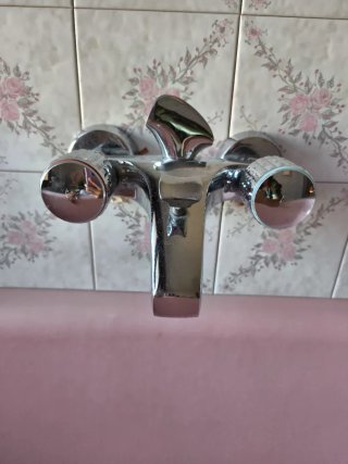 Grifo de ducha de metal plateado