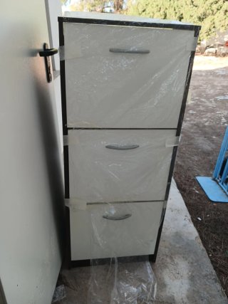 Mueble zapatero blanco y marrón