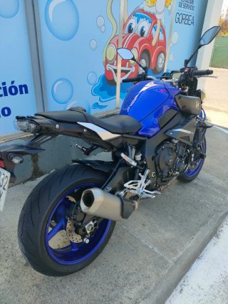 Yamaha MT-10 Naked Azul y Negra