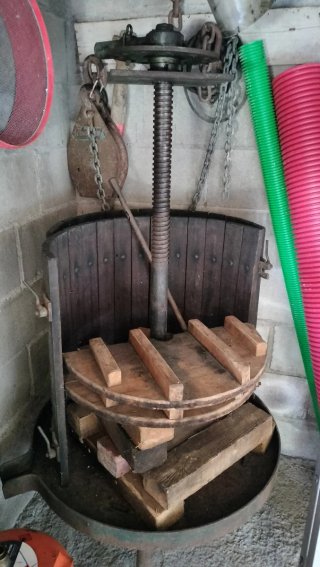 Prensa,Estrujadura y Tanques para vino (acero inox