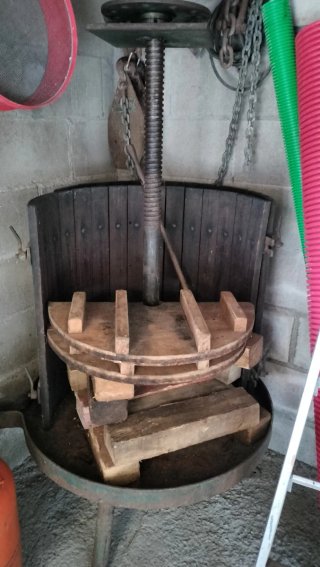 Prensa,Estrujadura y Tanques para vino (acero inox