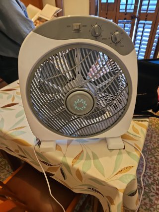 Ventilador de mesa blanco y gris