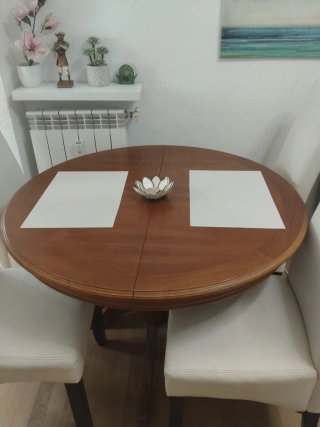 Mesa redonda extensible madera + 4 sillas polipiel