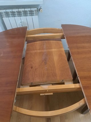 Mesa redonda extensible madera + 4 sillas polipiel